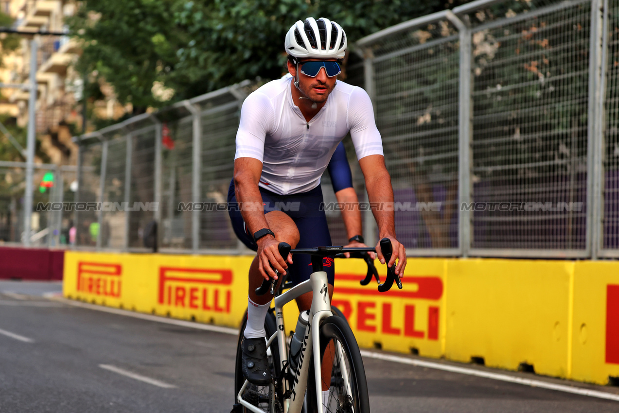 GP AZERBAIJAN, Carlos Sainz (ESP) Atlassian Williams Racing rides the circuit.

18.09.2025. Formula 1 World Championship, Rd 17, Azerbaijan Grand Prix, Baku Street Circuit, Azerbaijan, Preparation Day.

 - www.xpbimages.com, EMail: requests@xpbimages.com © Copyright: Rew / XPB Images
