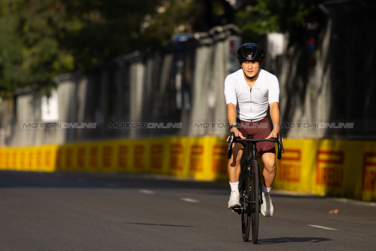 GP AZERBAIJAN, Yuki Tsunoda (JPN) Red Bull Racing walks the circuit.

18.09.2025. Formula 1 World Championship, Rd 17, Azerbaijan Grand Prix, Baku Street Circuit, Azerbaijan, Preparation Day.

 - www.xpbimages.com, EMail: requests@xpbimages.com © Copyright: Rew / XPB Images