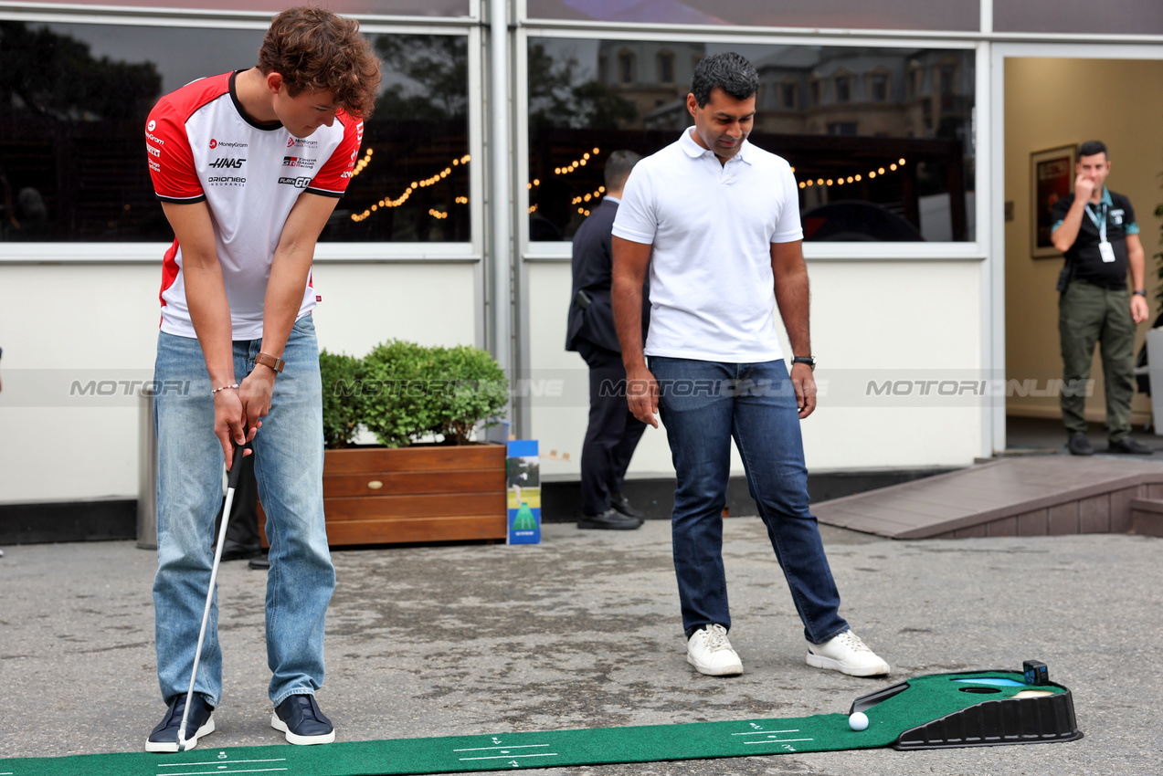 GP AZERBAIJAN, (L to R): Oliver Bearman (GBR) Haas F1 Team plays golf in the paddock with Karun Chandhok (IND) Sky Sports F1 Presenter.

18.09.2025. Formula 1 World Championship, Rd 17, Azerbaijan Grand Prix, Baku Street Circuit, Azerbaijan, Preparation Day.

 - www.xpbimages.com, EMail: requests@xpbimages.com © Copyright: Rew / XPB Images