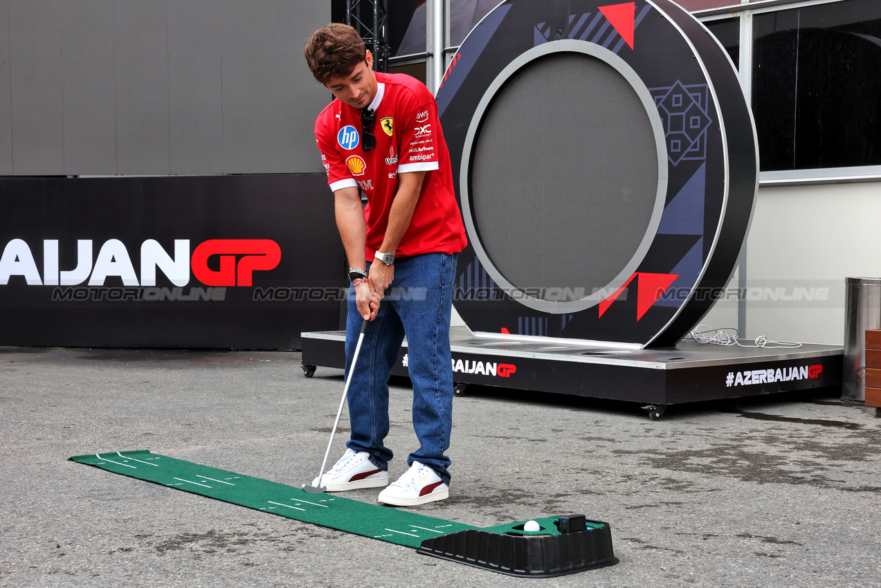 GP AZERBAIJAN, Charles Leclerc (MON) Ferrari plays golf in the paddock.

18.09.2025. Formula 1 World Championship, Rd 17, Azerbaijan Grand Prix, Baku Street Circuit, Azerbaijan, Preparation Day.

 - www.xpbimages.com, EMail: requests@xpbimages.com © Copyright: Rew / XPB Images