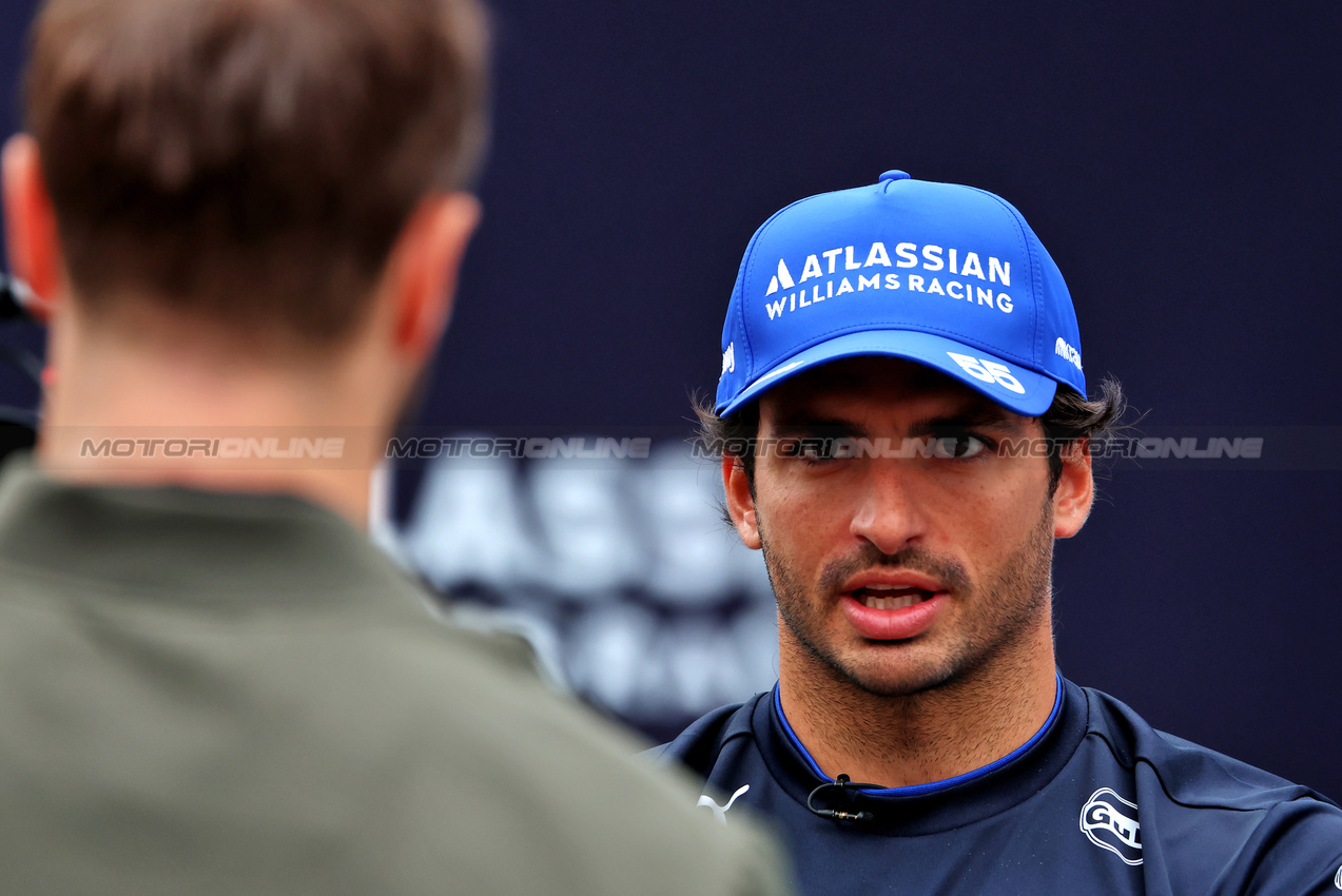GP AZERBAIJAN, Carlos Sainz (ESP) Atlassian Williams Racing.

18.09.2025. Formula 1 World Championship, Rd 17, Azerbaijan Grand Prix, Baku Street Circuit, Azerbaijan, Preparation Day.

 - www.xpbimages.com, EMail: requests@xpbimages.com © Copyright: Rew / XPB Images