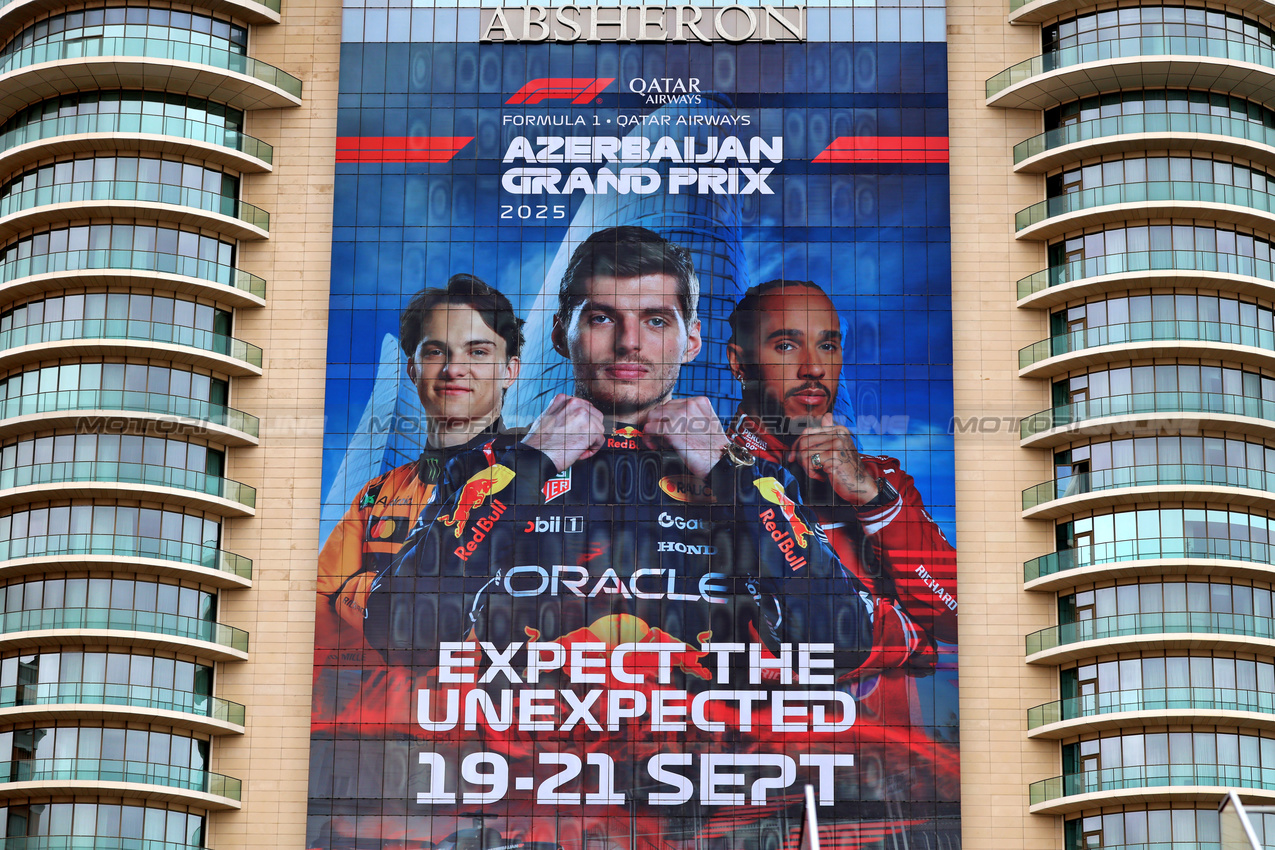 GP AZERBAIJAN, Circuit Atmosfera - Azerbaijan Grand Prix Poster on a hotel building.

18.09.2025. Formula 1 World Championship, Rd 17, Azerbaijan Grand Prix, Baku Street Circuit, Azerbaijan, Preparation Day.

 - www.xpbimages.com, EMail: requests@xpbimages.com © Copyright: Rew / XPB Images