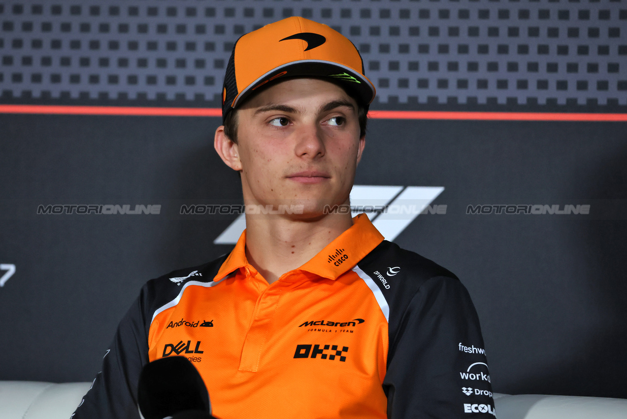 GP AZERBAIJAN, Oscar Piastri (AUS) McLaren in the FIA Press Conference.

18.09.2025. Formula 1 World Championship, Rd 17, Azerbaijan Grand Prix, Baku Street Circuit, Azerbaijan, Preparation Day.

 - www.xpbimages.com, EMail: requests@xpbimages.com © Copyright: Rew / XPB Images