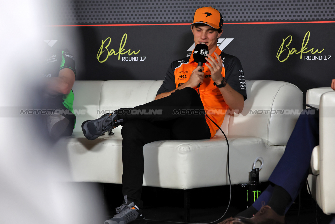 GP AZERBAIJAN, Oscar Piastri (AUS) McLaren in the FIA Press Conference.

18.09.2025. Formula 1 World Championship, Rd 17, Azerbaijan Grand Prix, Baku Street Circuit, Azerbaijan, Preparation Day.

 - www.xpbimages.com, EMail: requests@xpbimages.com © Copyright: Rew / XPB Images