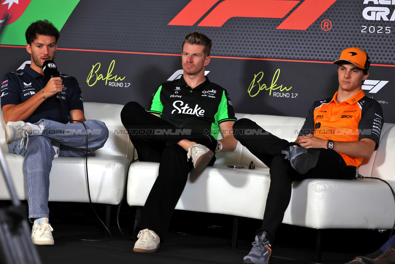 GP AZERBAIJAN, (L to R): Pierre Gasly (FRA) Alpine F1 Team; Nico Hulkenberg (GER) Sauber; e Oscar Piastri (AUS) McLaren, in the FIA Press Conference.

18.09.2025. Formula 1 World Championship, Rd 17, Azerbaijan Grand Prix, Baku Street Circuit, Azerbaijan, Preparation Day.

 - www.xpbimages.com, EMail: requests@xpbimages.com © Copyright: Rew / XPB Images