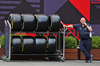 GP AZERBAIJAN, Paddock Atmosfera - Alpine F1 Team mechanic with Pirelli tyres.

18.09.2025. Formula 1 World Championship, Rd 17, Azerbaijan Grand Prix, Baku Street Circuit, Azerbaijan, Preparation Day.

 - www.xpbimages.com, EMail: requests@xpbimages.com © Copyright: Rew / XPB Images