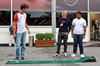 GP AZERBAIJAN, (L to R): Oliver Bearman (GBR) Haas F1 Team plays golf in the paddock with Simon Lazenby (GBR) Sky Sports F1 TV Presenter e Karun Chandhok (IND) Sky Sports F1 Presenter.

18.09.2025. Formula 1 World Championship, Rd 17, Azerbaijan Grand Prix, Baku Street Circuit, Azerbaijan, Preparation Day.

 - www.xpbimages.com, EMail: requests@xpbimages.com © Copyright: Rew / XPB Images