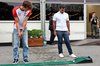 GP AZERBAIJAN, (L to R): Oliver Bearman (GBR) Haas F1 Team plays golf in the paddock with Karun Chandhok (IND) Sky Sports F1 Presenter.

18.09.2025. Formula 1 World Championship, Rd 17, Azerbaijan Grand Prix, Baku Street Circuit, Azerbaijan, Preparation Day.

 - www.xpbimages.com, EMail: requests@xpbimages.com © Copyright: Rew / XPB Images