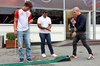 GP AZERBAIJAN, (L to R): Oliver Bearman (GBR) Haas F1 Team plays golf in the paddock with Karun Chandhok (IND) Sky Sports F1 Presenter e Simon Lazenby (GBR) Sky Sports F1 TV Presenter.

18.09.2025. Formula 1 World Championship, Rd 17, Azerbaijan Grand Prix, Baku Street Circuit, Azerbaijan, Preparation Day.

 - www.xpbimages.com, EMail: requests@xpbimages.com © Copyright: Rew / XPB Images