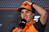 GP AZERBAIJAN, Oscar Piastri (AUS) McLaren in the FIA Press Conference.

18.09.2025. Formula 1 World Championship, Rd 17, Azerbaijan Grand Prix, Baku Street Circuit, Azerbaijan, Preparation Day.

 - www.xpbimages.com, EMail: requests@xpbimages.com © Copyright: Rew / XPB Images