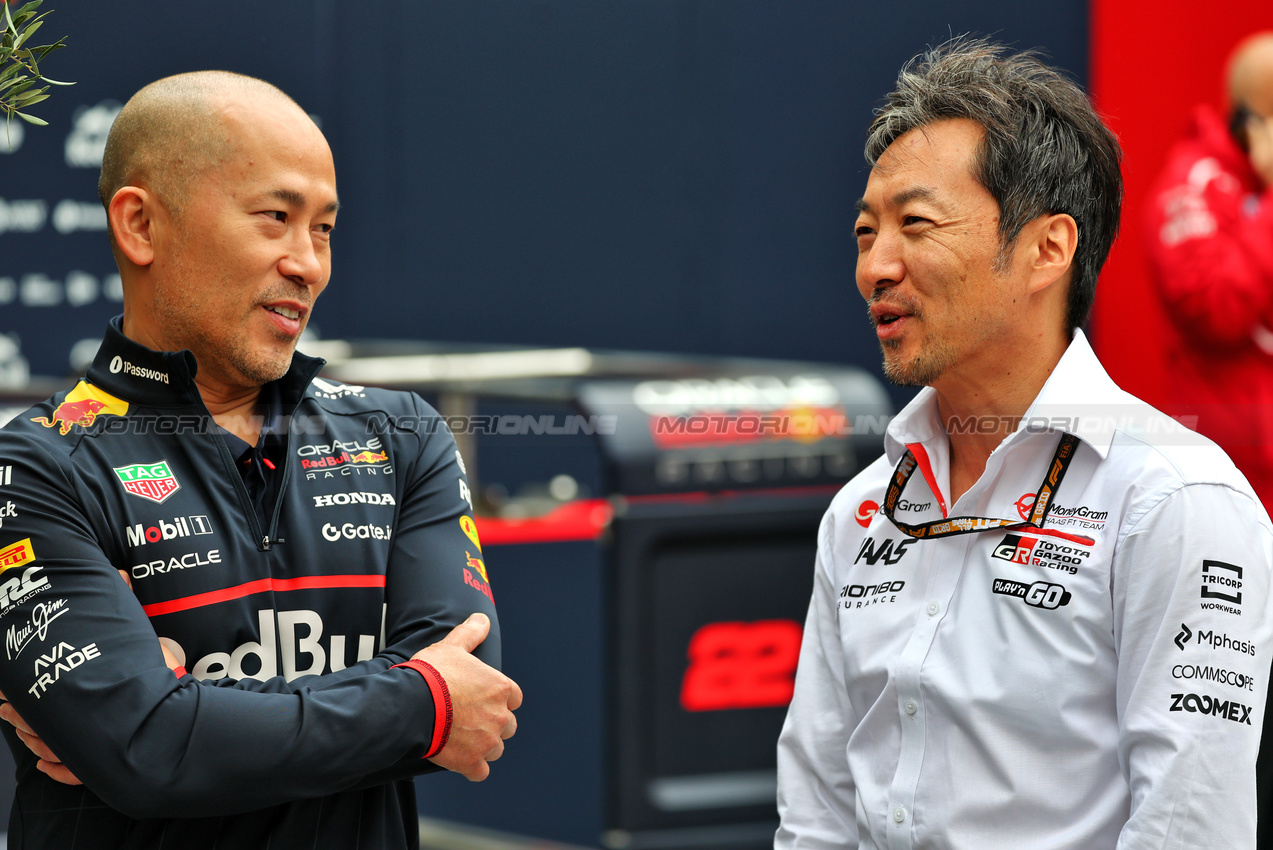 GP AZERBAIJAN, Ayao Komatsu (JPN) Haas F1 Team Principal (Right).

20.09.2025. Formula 1 World Championship, Rd 17, Azerbaijan Grand Prix, Baku Street Circuit, Azerbaijan, Qualifiche Day.

- www.xpbimages.com, EMail: requests@xpbimages.com © Copyright: Batchelor / XPB Images