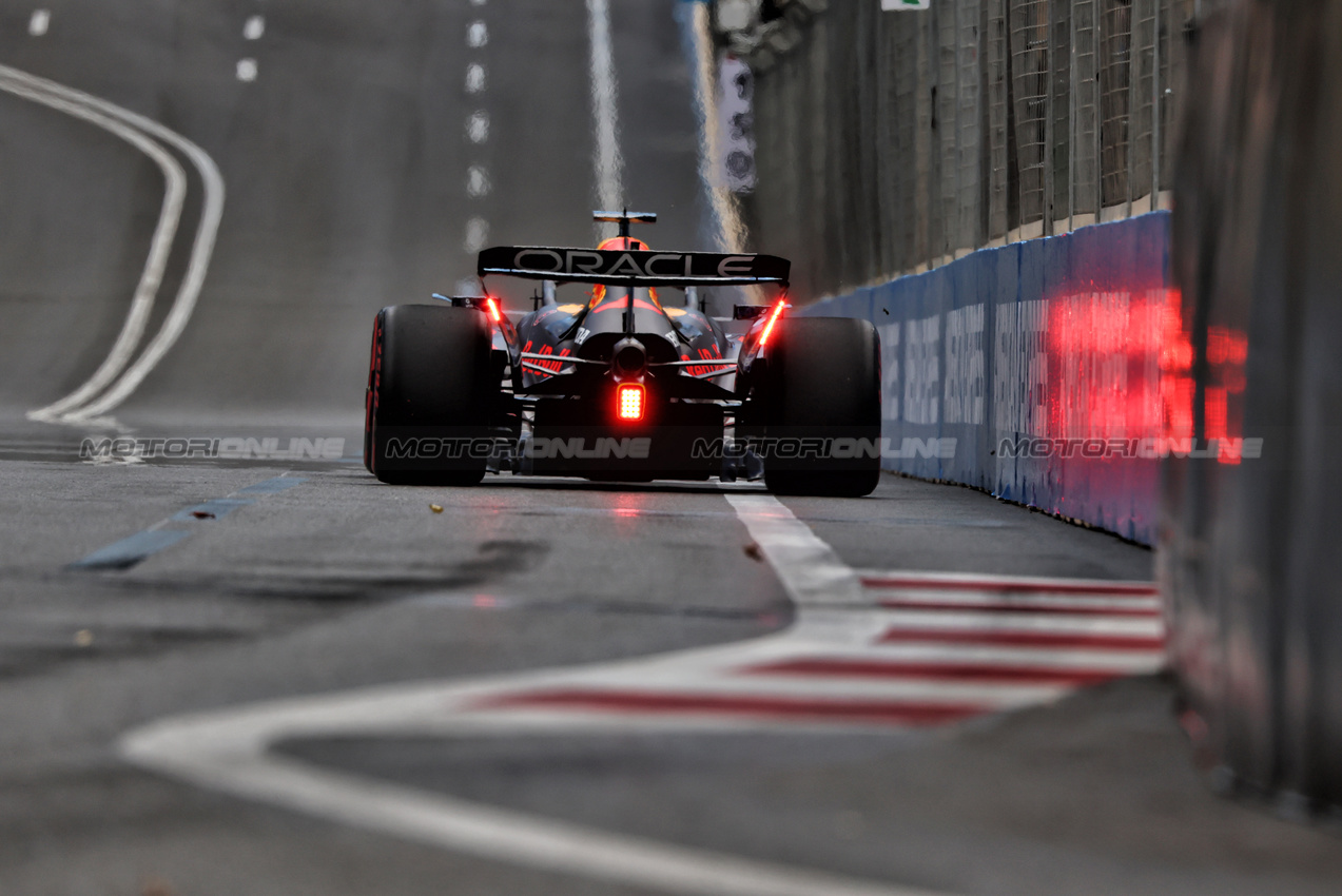 GP AZERBAIJAN, Max Verstappen (NLD) Red Bull Racing RB21.

20.09.2025. Formula 1 World Championship, Rd 17, Azerbaijan Grand Prix, Baku Street Circuit, Azerbaijan, Qualifiche Day.

 - www.xpbimages.com, EMail: requests@xpbimages.com © Copyright: Rew / XPB Images