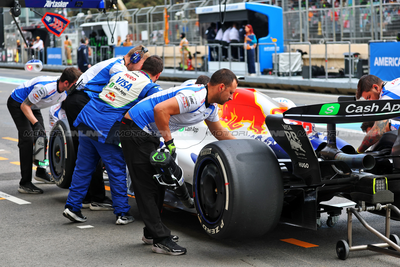 GP AZERBAIJAN, Liam Lawson (NZL) Racing Bulls VCARB 02 in the pits.

20.09.2025. Formula 1 World Championship, Rd 17, Azerbaijan Grand Prix, Baku Street Circuit, Azerbaijan, Qualifiche Day.

- www.xpbimages.com, EMail: requests@xpbimages.com © Copyright: Batchelor / XPB Images