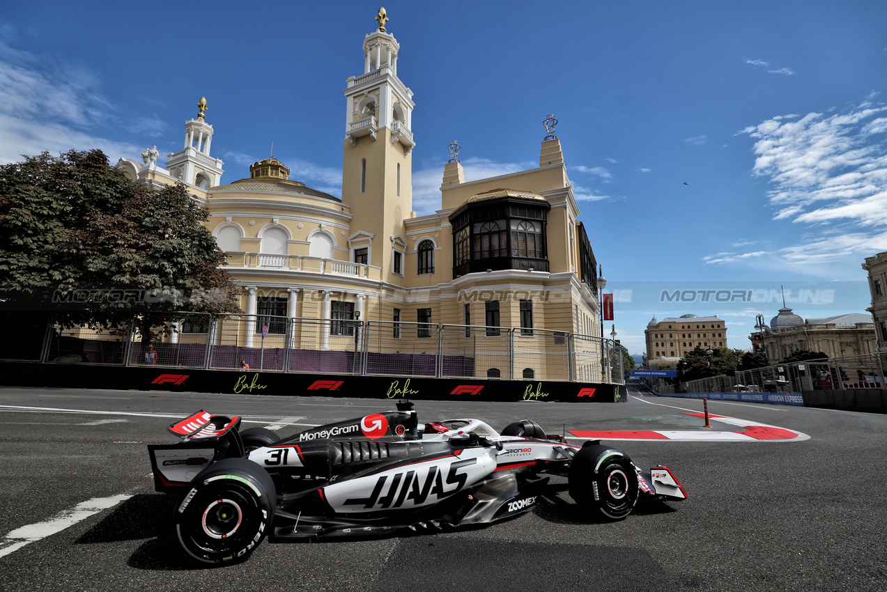 GP AZERBAIJAN, Esteban Ocon (FRA) Haas VF-25.

20.09.2025. Formula 1 World Championship, Rd 17, Azerbaijan Grand Prix, Baku Street Circuit, Azerbaijan, Qualifiche Day.

 - www.xpbimages.com, EMail: requests@xpbimages.com © Copyright: Rew / XPB Images