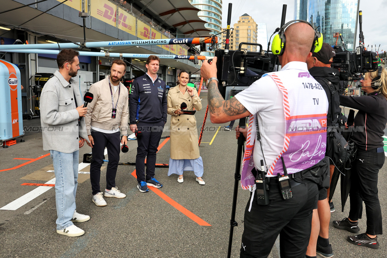 GP AZERBAIJAN, (L to R): Chris Medland (GBR) F1 Presenter; James Hinchcliffe (CDN) F1 Digital Presenter; James Vowles (GBR) Atlassian Williams Racing Team Principal e Laura Winter (GBR) F1 Presenter.

20.09.2025. Formula 1 World Championship, Rd 17, Azerbaijan Grand Prix, Baku Street Circuit, Azerbaijan, Qualifiche Day.

- www.xpbimages.com, EMail: requests@xpbimages.com © Copyright: Bearne / XPB Images