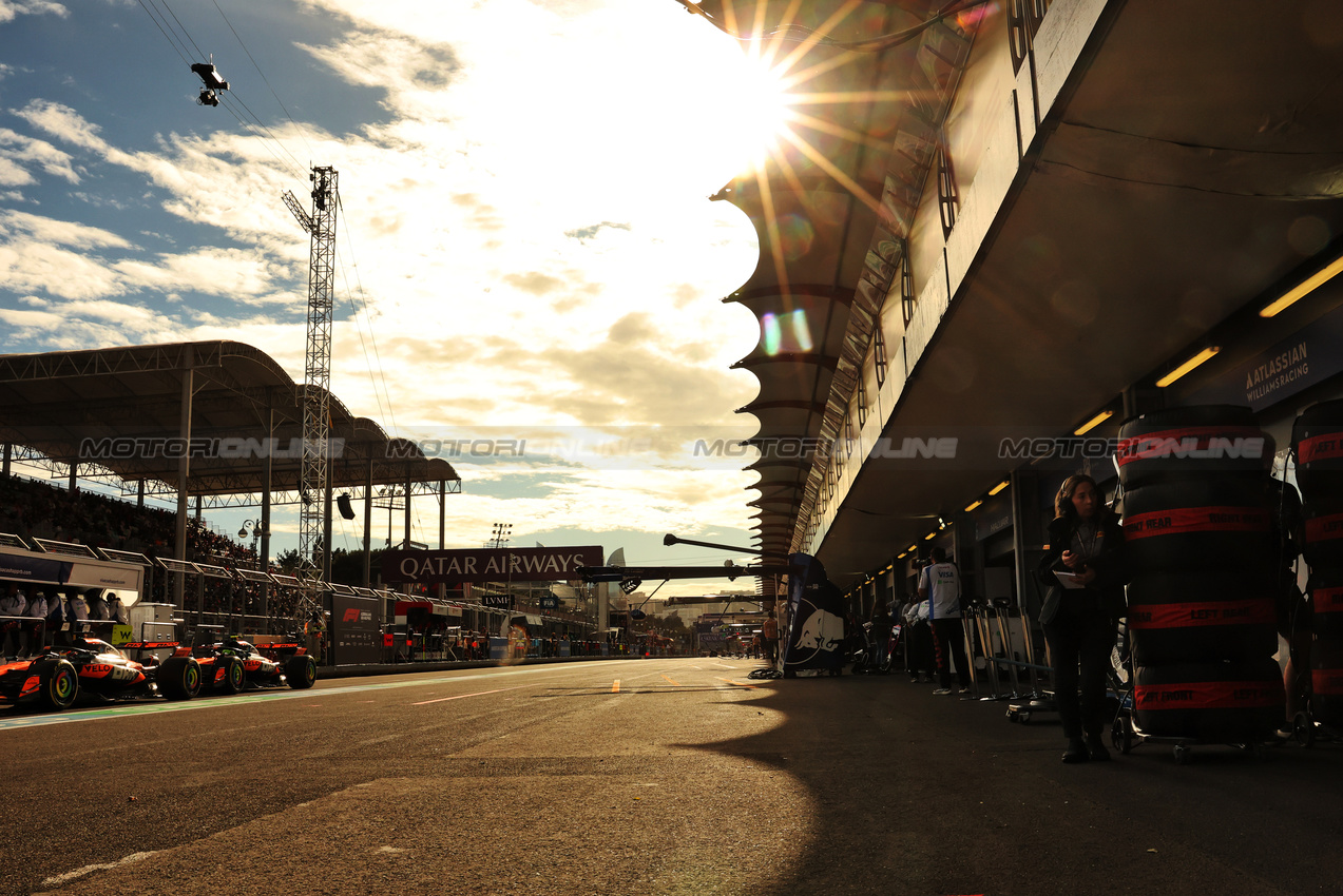 GP AZERBAIJAN, Circuit Atmosfera - the pits during qualifying.

20.09.2025. Formula 1 World Championship, Rd 17, Azerbaijan Grand Prix, Baku Street Circuit, Azerbaijan, Qualifiche Day.

- www.xpbimages.com, EMail: requests@xpbimages.com © Copyright: Bearne / XPB Images