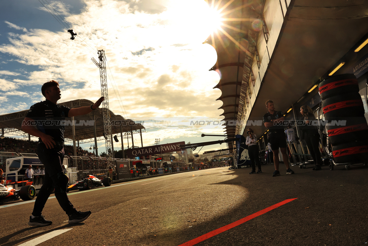 GP AZERBAIJAN, Circuit Atmosfera - the pits during qualifying.

20.09.2025. Formula 1 World Championship, Rd 17, Azerbaijan Grand Prix, Baku Street Circuit, Azerbaijan, Qualifiche Day.

- www.xpbimages.com, EMail: requests@xpbimages.com © Copyright: Bearne / XPB Images