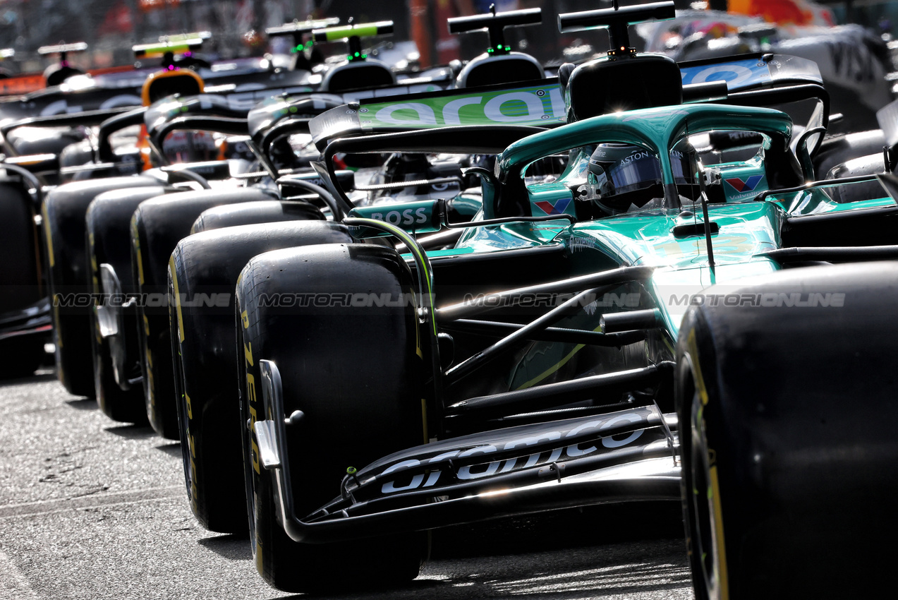 GP AZERBAIJAN, Lance Stroll (CDN) Aston Martin F1 Team AMR25 in the pits.

20.09.2025. Formula 1 World Championship, Rd 17, Azerbaijan Grand Prix, Baku Street Circuit, Azerbaijan, Qualifiche Day.

- www.xpbimages.com, EMail: requests@xpbimages.com © Copyright: Batchelor / XPB Images