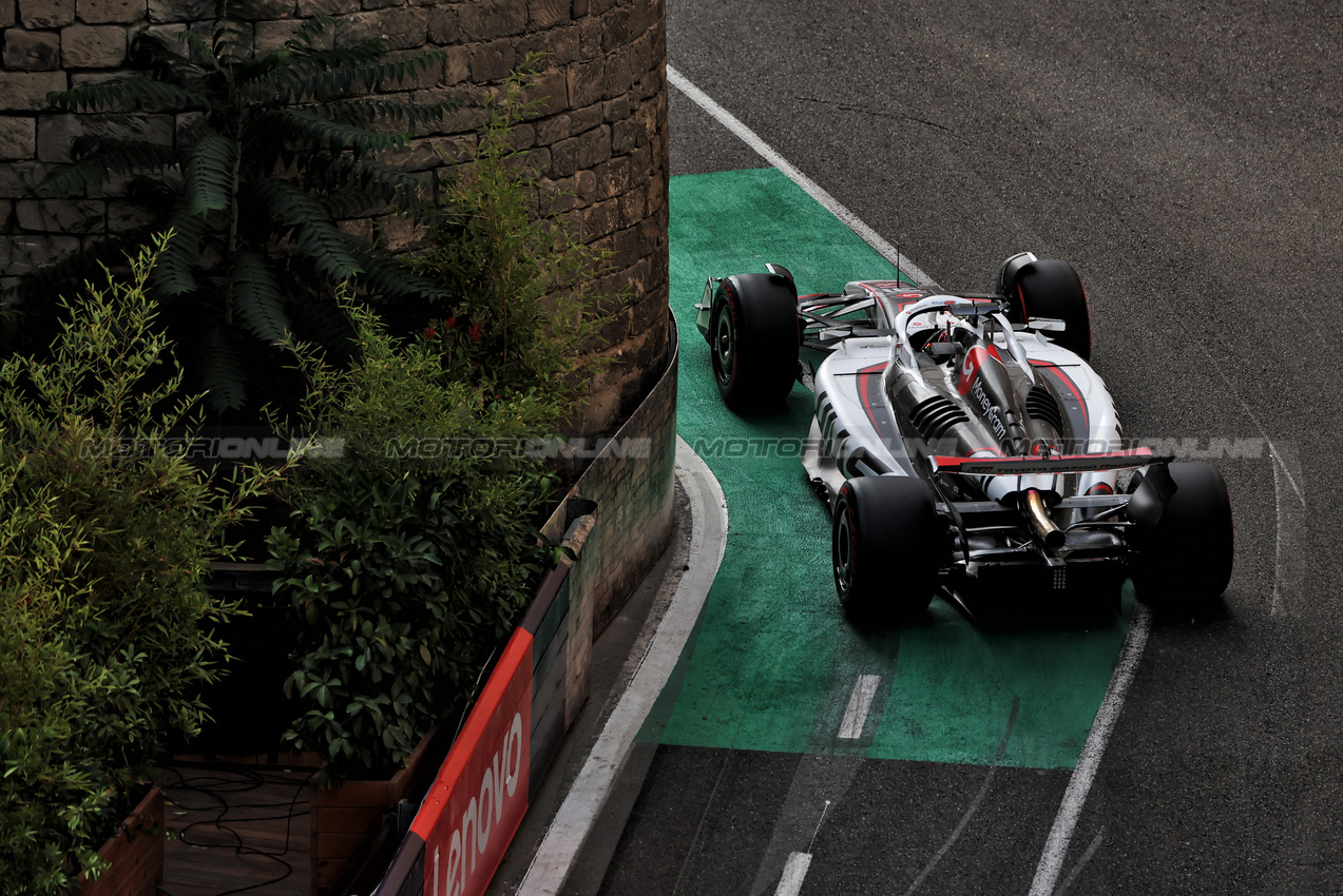 GP AZERBAIJAN, Esteban Ocon (FRA) Haas VF-25.

20.09.2025. Formula 1 World Championship, Rd 17, Azerbaijan Grand Prix, Baku Street Circuit, Azerbaijan, Qualifiche Day.

 - www.xpbimages.com, EMail: requests@xpbimages.com © Copyright: Rew / XPB Images