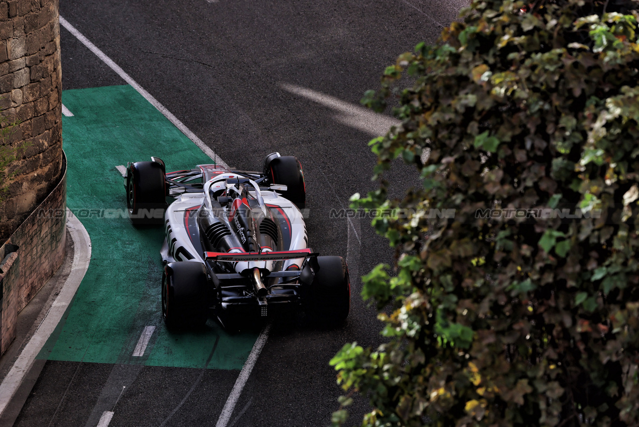 GP AZERBAIJAN, Esteban Ocon (FRA) Haas VF-25.

20.09.2025. Formula 1 World Championship, Rd 17, Azerbaijan Grand Prix, Baku Street Circuit, Azerbaijan, Qualifiche Day.

 - www.xpbimages.com, EMail: requests@xpbimages.com © Copyright: Rew / XPB Images