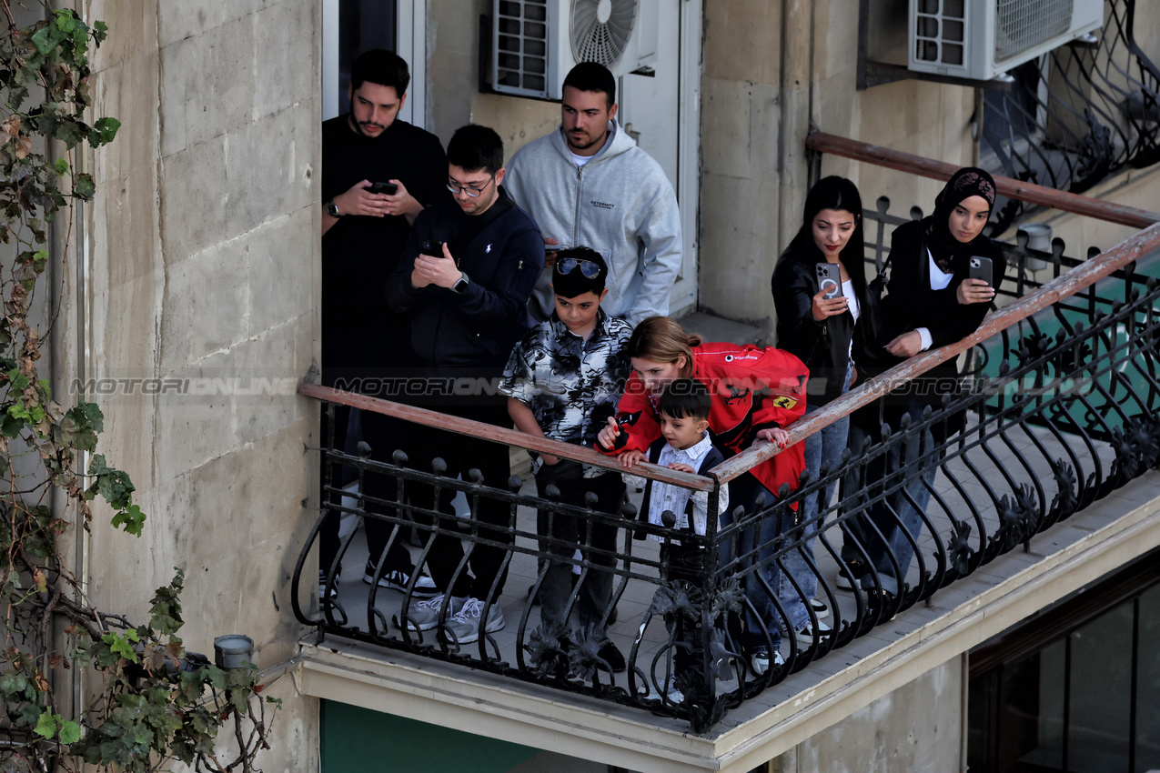 GP AZERBAIJAN, Circuit Atmosfera - fans watch from an apartment balcony.

20.09.2025. Formula 1 World Championship, Rd 17, Azerbaijan Grand Prix, Baku Street Circuit, Azerbaijan, Qualifiche Day.

 - www.xpbimages.com, EMail: requests@xpbimages.com © Copyright: Rew / XPB Images