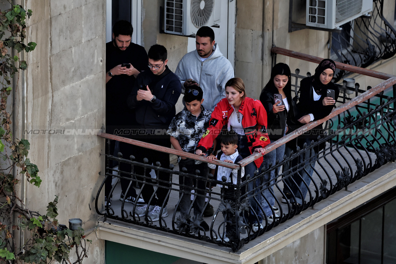 GP AZERBAIJAN, Circuit Atmosfera - fans watch from an apartment balcony.

20.09.2025. Formula 1 World Championship, Rd 17, Azerbaijan Grand Prix, Baku Street Circuit, Azerbaijan, Qualifiche Day.

 - www.xpbimages.com, EMail: requests@xpbimages.com © Copyright: Rew / XPB Images