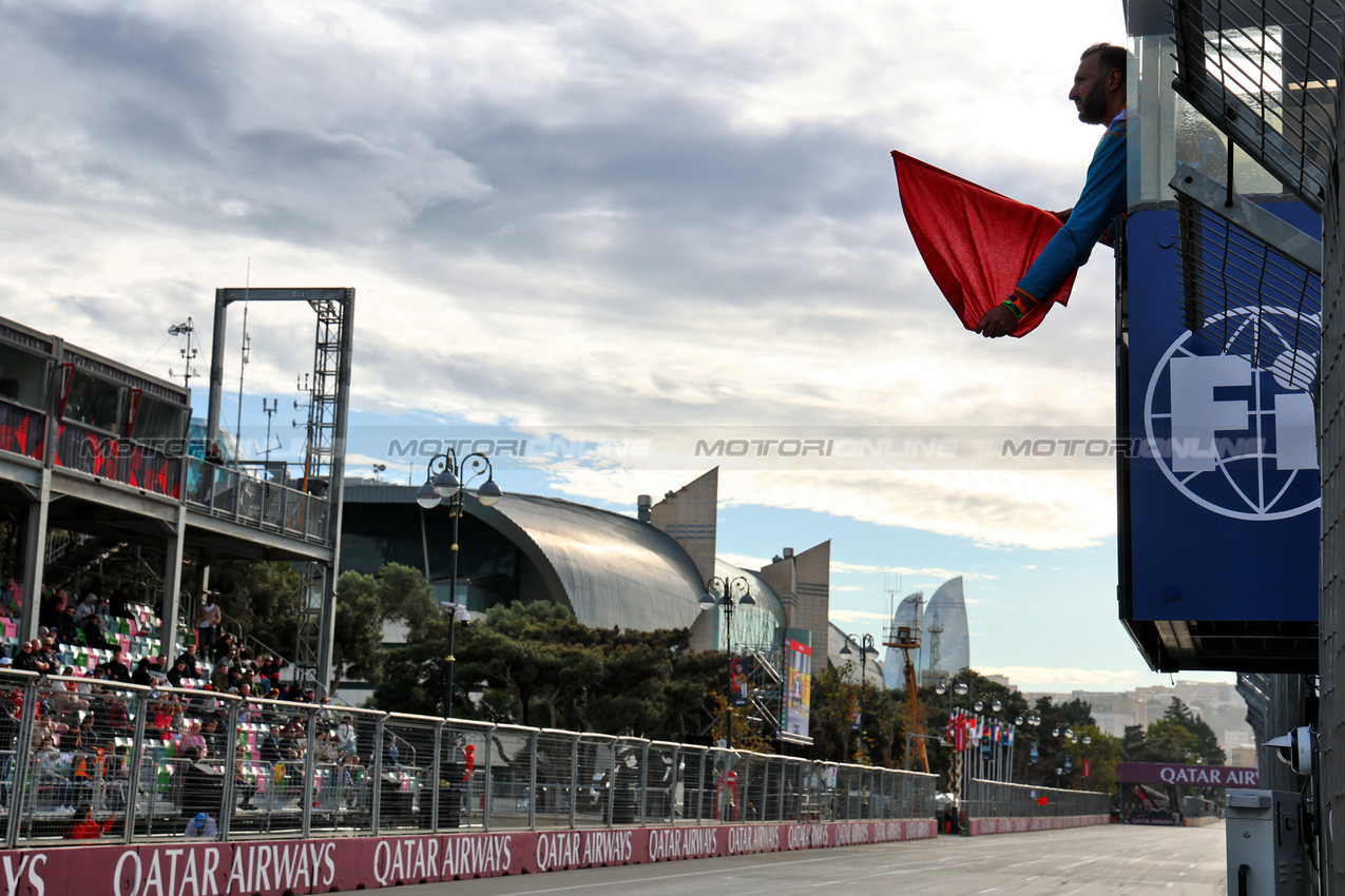 GP AZERBAIJAN, Circuit Atmosfera - the red flag is waved in qualifying.

20.09.2025. Formula 1 World Championship, Rd 17, Azerbaijan Grand Prix, Baku Street Circuit, Azerbaijan, Qualifiche Day.

- www.xpbimages.com, EMail: requests@xpbimages.com © Copyright: Batchelor / XPB Images