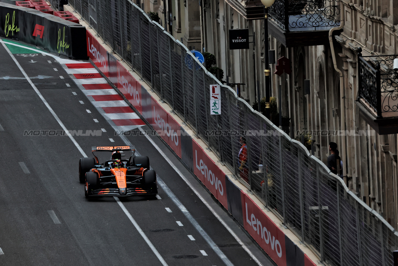 GP AZERBAIJAN, Oscar Piastri (AUS) McLaren MCL39.

20.09.2025. Formula 1 World Championship, Rd 17, Azerbaijan Grand Prix, Baku Street Circuit, Azerbaijan, Qualifiche Day.

 - www.xpbimages.com, EMail: requests@xpbimages.com © Copyright: Rew / XPB Images