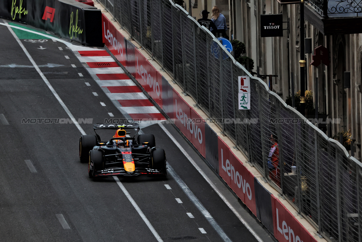 GP AZERBAIJAN, Yuki Tsunoda (JPN) Red Bull Racing RB21.

20.09.2025. Formula 1 World Championship, Rd 17, Azerbaijan Grand Prix, Baku Street Circuit, Azerbaijan, Qualifiche Day.

 - www.xpbimages.com, EMail: requests@xpbimages.com © Copyright: Rew / XPB Images
