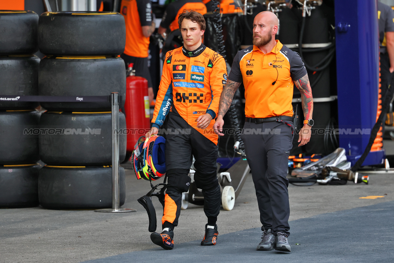 GP AZERBAIJAN, Oscar Piastri (AUS) McLaren returns to the pits after he crashed in qualifying.

20.09.2025. Formula 1 World Championship, Rd 17, Azerbaijan Grand Prix, Baku Street Circuit, Azerbaijan, Qualifiche Day.

- www.xpbimages.com, EMail: requests@xpbimages.com © Copyright: Batchelor / XPB Images