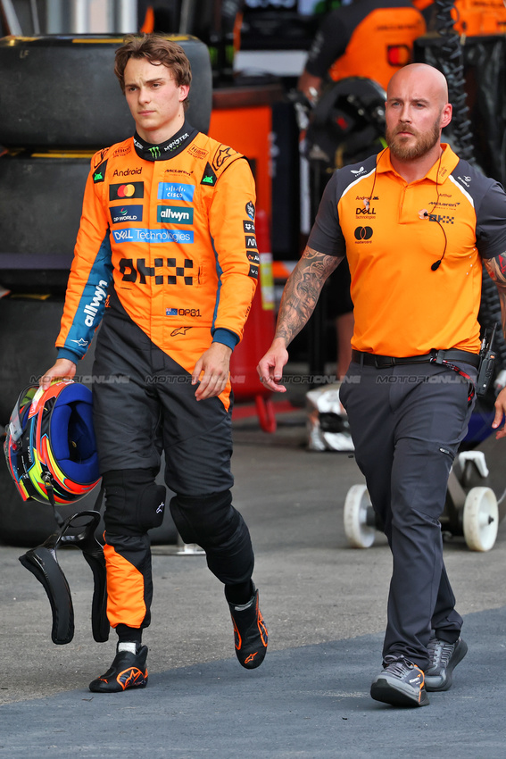 GP AZERBAIJAN, Oscar Piastri (AUS) McLaren returns to the pits after he crashed in qualifying.

20.09.2025. Formula 1 World Championship, Rd 17, Azerbaijan Grand Prix, Baku Street Circuit, Azerbaijan, Qualifiche Day.

- www.xpbimages.com, EMail: requests@xpbimages.com © Copyright: Batchelor / XPB Images