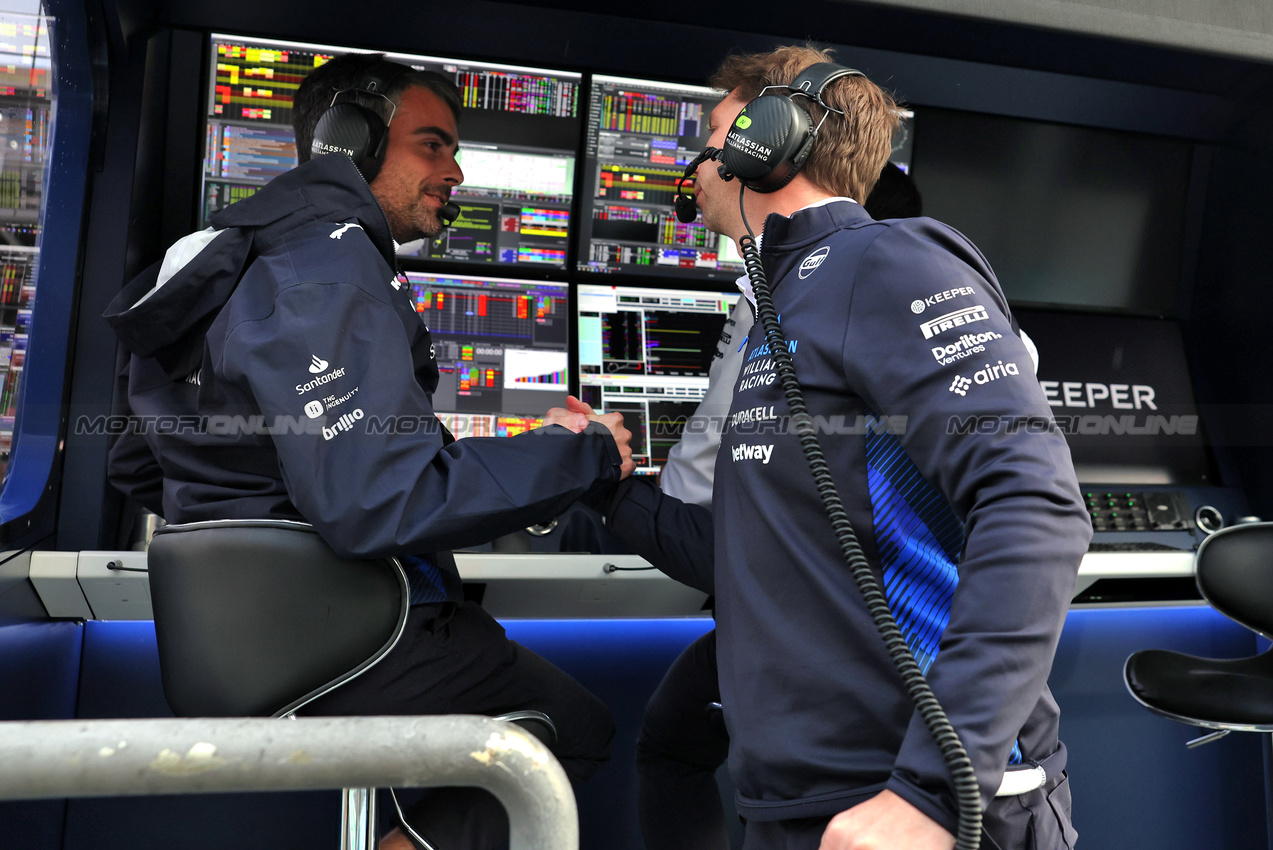GP AZERBAIJAN, James Vowles (GBR) Atlassian Williams Racing Team Principal celebrates second position in qualifying for Carlos Sainz (ESP) Atlassian Williams Racing with the team.

20.09.2025. Formula 1 World Championship, Rd 17, Azerbaijan Grand Prix, Baku Street Circuit, Azerbaijan, Qualifiche Day.

- www.xpbimages.com, EMail: requests@xpbimages.com © Copyright: Bearne / XPB Images
