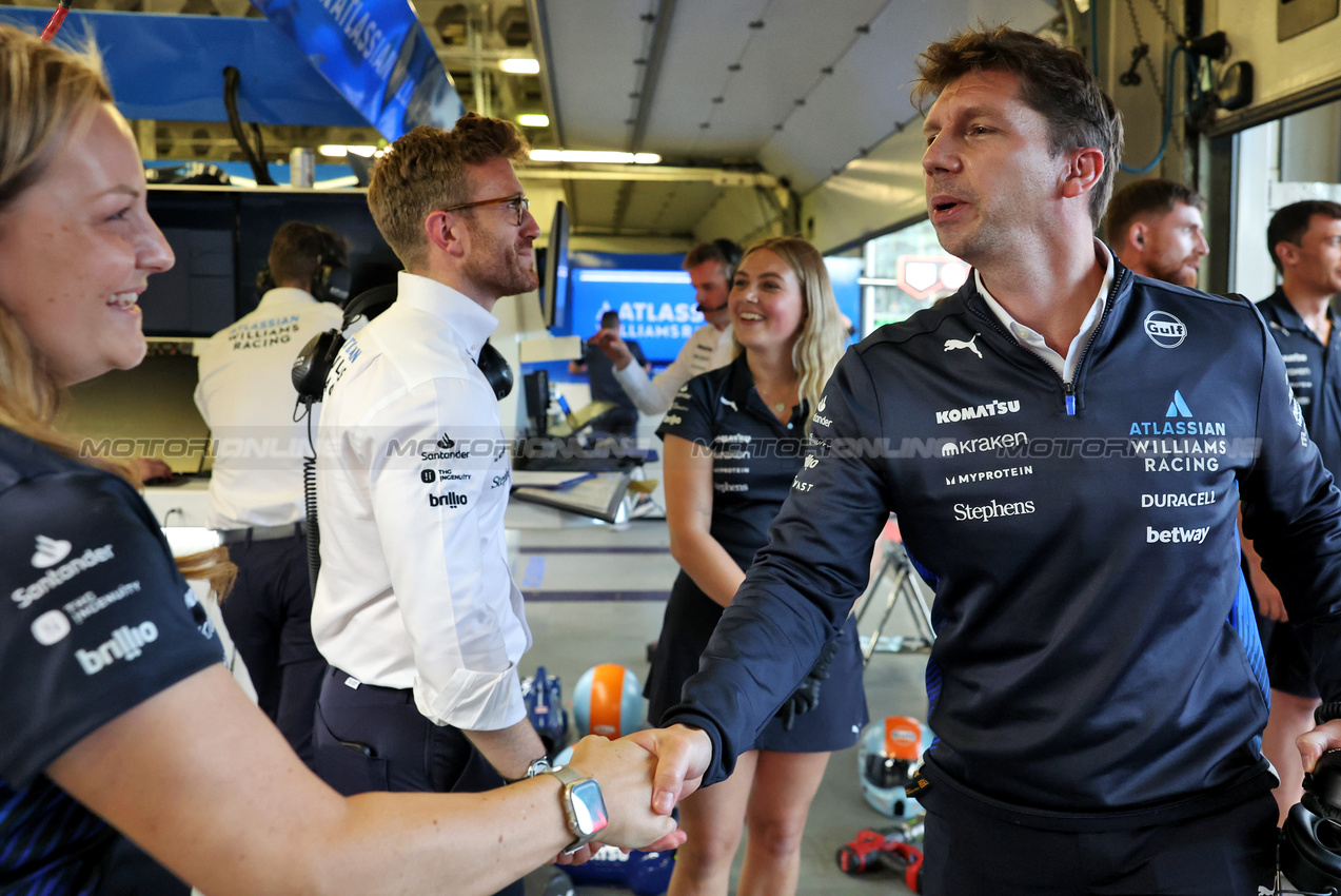 GP AZERBAIJAN, James Vowles (GBR) Atlassian Williams Racing Team Principal celebrates second position in qualifying for Carlos Sainz (ESP) Atlassian Williams Racing with the team.

20.09.2025. Formula 1 World Championship, Rd 17, Azerbaijan Grand Prix, Baku Street Circuit, Azerbaijan, Qualifiche Day.

- www.xpbimages.com, EMail: requests@xpbimages.com © Copyright: Bearne / XPB Images
