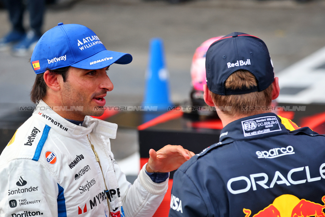 GP AZERBAIJAN, (L to R): Second placed Carlos Sainz (ESP) Atlassian Williams Racing in qualifying parc ferme with pole sitter Max Verstappen (NLD) Red Bull Racing.

20.09.2025. Formula 1 World Championship, Rd 17, Azerbaijan Grand Prix, Baku Street Circuit, Azerbaijan, Qualifiche Day.

- www.xpbimages.com, EMail: requests@xpbimages.com © Copyright: Batchelor / XPB Images