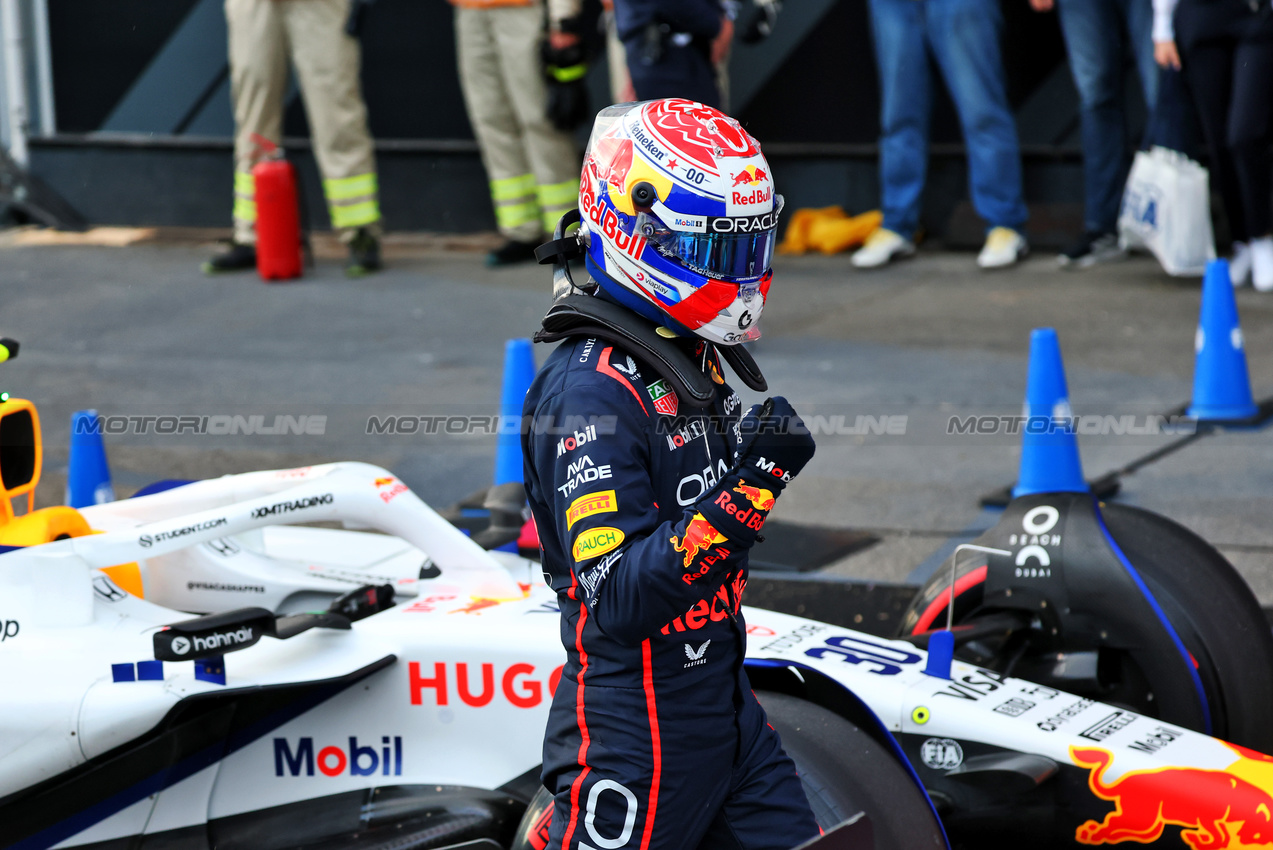 GP AZERBAIJAN, Max Verstappen (NLD) Red Bull Racing celebrates his pole position in qualifying parc ferme.

20.09.2025. Formula 1 World Championship, Rd 17, Azerbaijan Grand Prix, Baku Street Circuit, Azerbaijan, Qualifiche Day.

- www.xpbimages.com, EMail: requests@xpbimages.com © Copyright: Batchelor / XPB Images