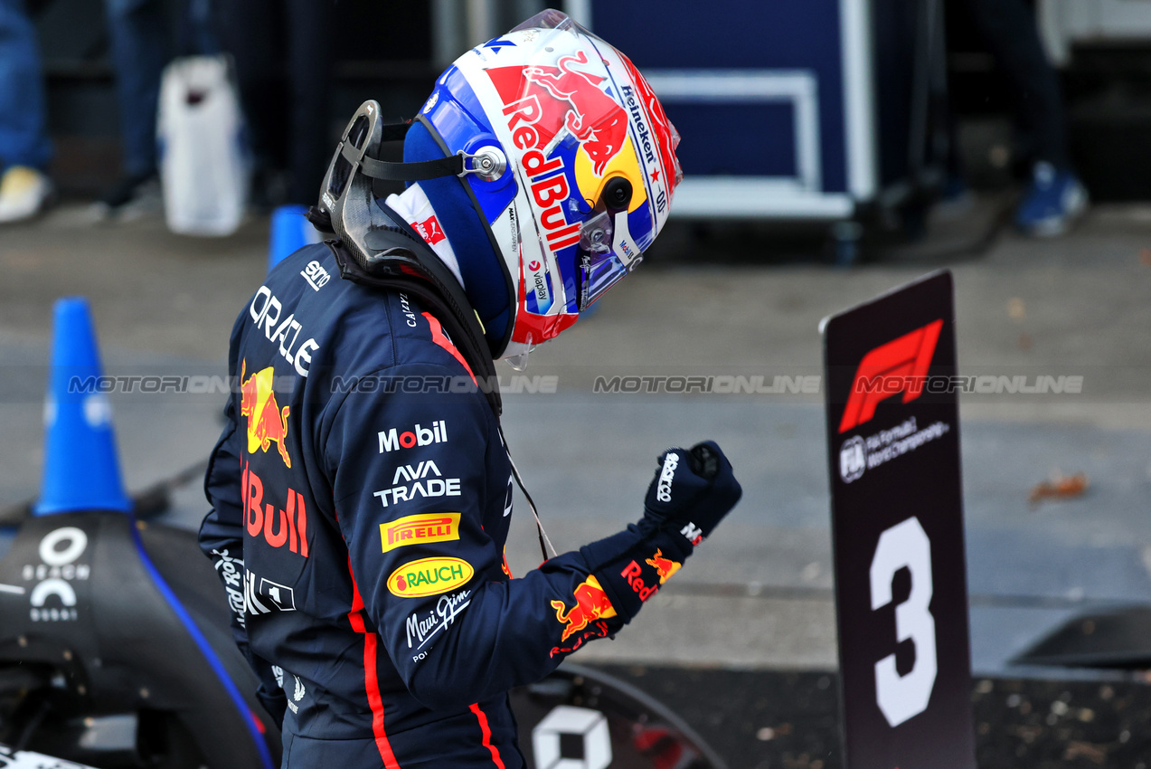 GP AZERBAIJAN, Max Verstappen (NLD) Red Bull Racing celebrates his pole position in qualifying parc ferme.

20.09.2025. Formula 1 World Championship, Rd 17, Azerbaijan Grand Prix, Baku Street Circuit, Azerbaijan, Qualifiche Day.

- www.xpbimages.com, EMail: requests@xpbimages.com © Copyright: Batchelor / XPB Images