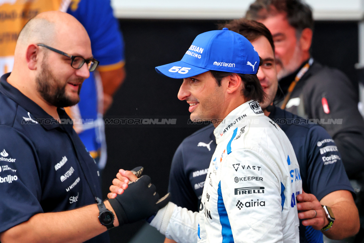GP AZERBAIJAN, Carlos Sainz (ESP) Atlassian Williams Racing celebrates his second position in qualifying parc ferme with the team.

20.09.2025. Formula 1 World Championship, Rd 17, Azerbaijan Grand Prix, Baku Street Circuit, Azerbaijan, Qualifiche Day.

- www.xpbimages.com, EMail: requests@xpbimages.com © Copyright: Batchelor / XPB Images