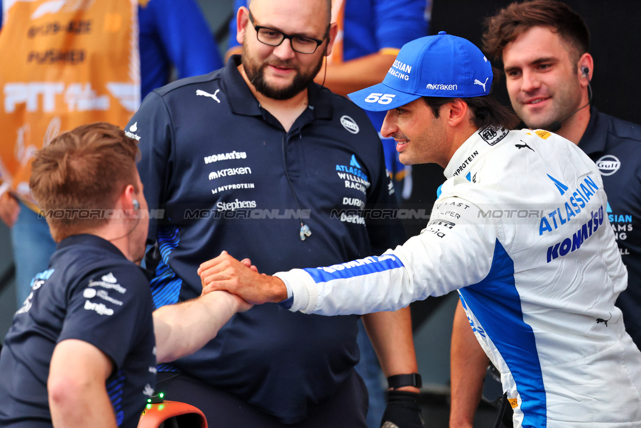 GP AZERBAIJAN, Carlos Sainz (ESP) Atlassian Williams Racing celebrates his second position in qualifying parc ferme with the team.

20.09.2025. Formula 1 World Championship, Rd 17, Azerbaijan Grand Prix, Baku Street Circuit, Azerbaijan, Qualifiche Day.

- www.xpbimages.com, EMail: requests@xpbimages.com © Copyright: Batchelor / XPB Images