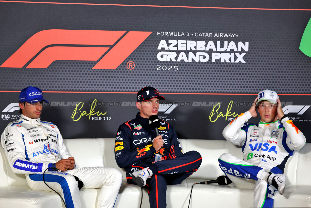 GP AZERBAIJAN, (L to R): Carlos Sainz (ESP) Atlassian Williams Racing; Max Verstappen (NLD) Red Bull Racing; e Liam Lawson (NZL) Racing Bulls, in the post qualifying FIA Press Conference.

20.09.2025. Formula 1 World Championship, Rd 17, Azerbaijan Grand Prix, Baku Street Circuit, Azerbaijan, Qualifiche Day.

- www.xpbimages.com, EMail: requests@xpbimages.com © Copyright: Bearne / XPB Images