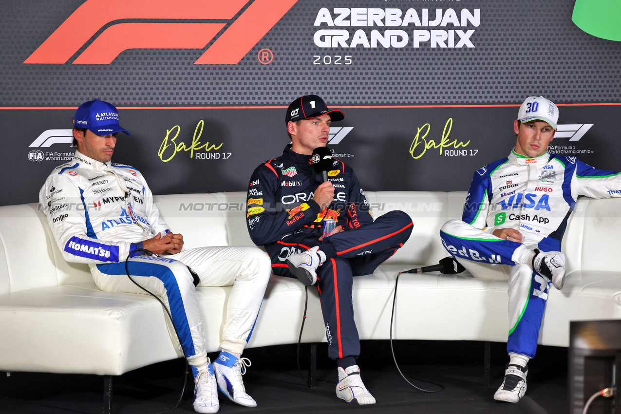 GP AZERBAIJAN, (L to R): Carlos Sainz (ESP) Atlassian Williams Racing; Max Verstappen (NLD) Red Bull Racing; e Liam Lawson (NZL) Racing Bulls, in the post qualifying FIA Press Conference.

20.09.2025. Formula 1 World Championship, Rd 17, Azerbaijan Grand Prix, Baku Street Circuit, Azerbaijan, Qualifiche Day.

- www.xpbimages.com, EMail: requests@xpbimages.com © Copyright: Bearne / XPB Images