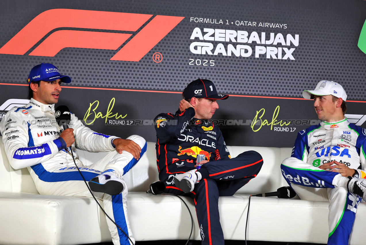 GP AZERBAIJAN, (L to R): Carlos Sainz (ESP) Atlassian Williams Racing; Max Verstappen (NLD) Red Bull Racing; e Liam Lawson (NZL) Racing Bulls, in the post qualifying FIA Press Conference.

20.09.2025. Formula 1 World Championship, Rd 17, Azerbaijan Grand Prix, Baku Street Circuit, Azerbaijan, Qualifiche Day.

- www.xpbimages.com, EMail: requests@xpbimages.com © Copyright: Bearne / XPB Images