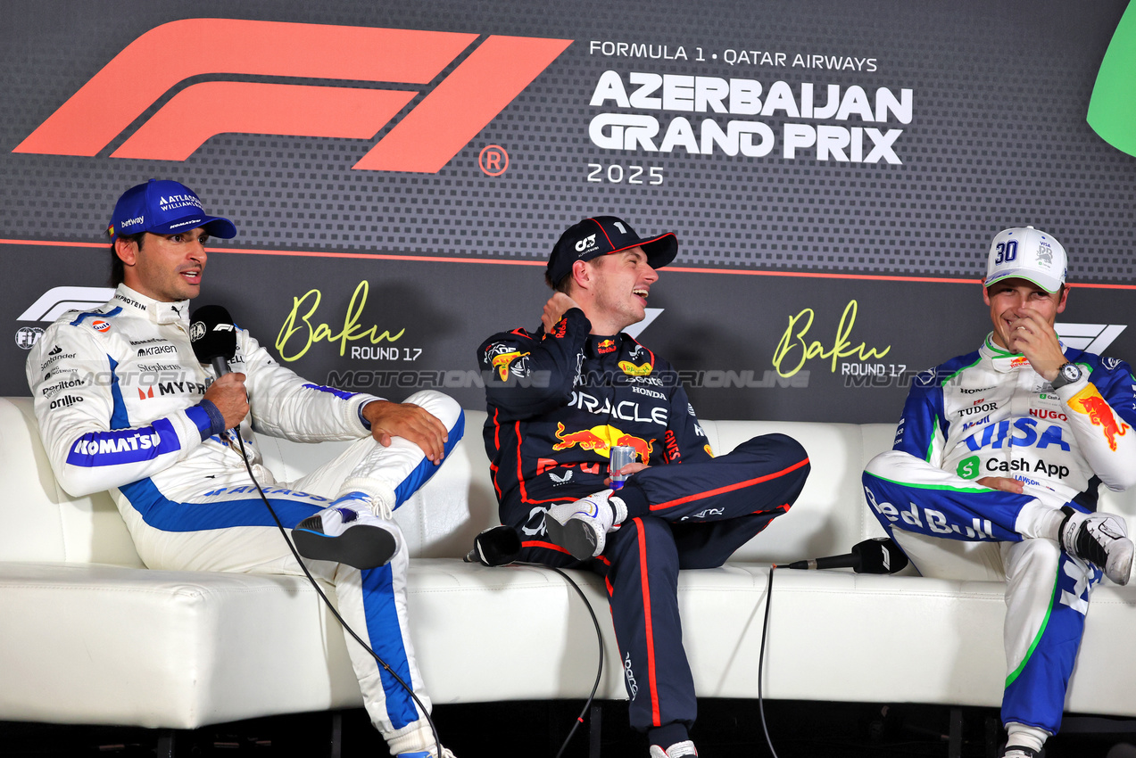 GP AZERBAIJAN, (L to R): Carlos Sainz (ESP) Atlassian Williams Racing; Max Verstappen (NLD) Red Bull Racing; e Liam Lawson (NZL) Racing Bulls, in the post qualifying FIA Press Conference.

20.09.2025. Formula 1 World Championship, Rd 17, Azerbaijan Grand Prix, Baku Street Circuit, Azerbaijan, Qualifiche Day.

- www.xpbimages.com, EMail: requests@xpbimages.com © Copyright: Bearne / XPB Images