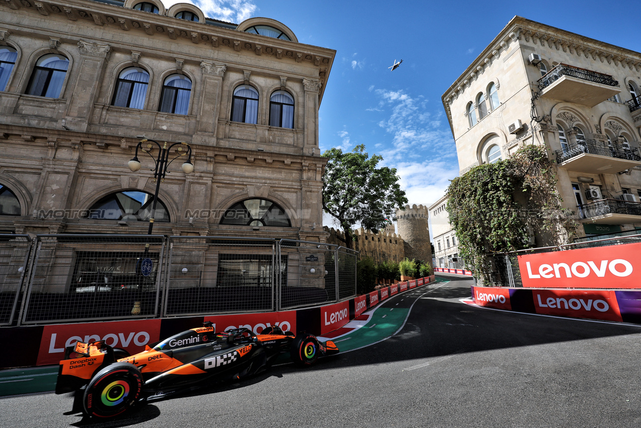 GP AZERBAIJAN, Oscar Piastri (AUS) McLaren MCL39.

20.09.2025. Formula 1 World Championship, Rd 17, Azerbaijan Grand Prix, Baku Street Circuit, Azerbaijan, Qualifiche Day.

- www.xpbimages.com, EMail: requests@xpbimages.com © Copyright: Charniaux / XPB Images