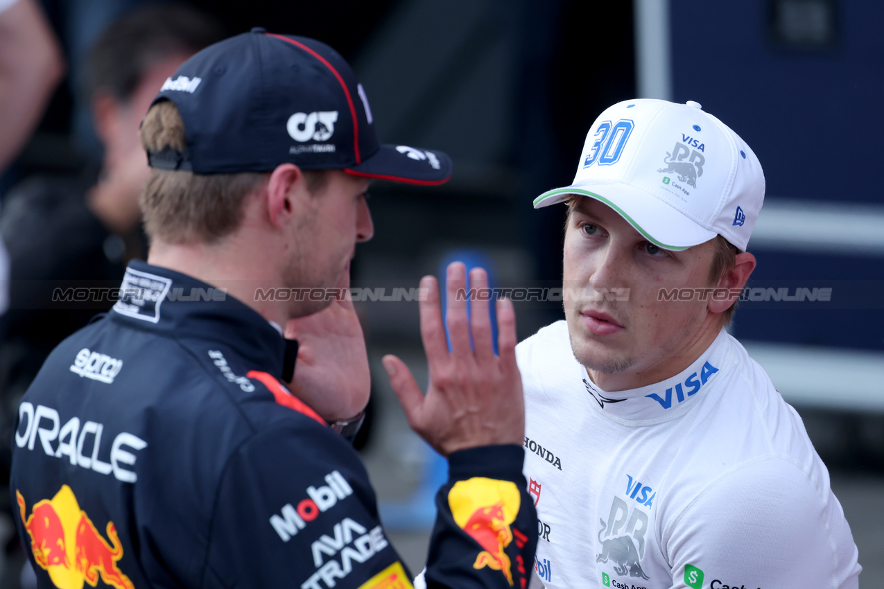 GP AZERBAIJAN, Third placed Liam Lawson (NZL) Racing Bulls in qualifying parc ferme (Right) with pole sitter Max Verstappen (NLD) Red Bull Racing.

20.09.2025. Formula 1 World Championship, Rd 17, Azerbaijan Grand Prix, Baku Street Circuit, Azerbaijan, Qualifiche Day.

 - www.xpbimages.com, EMail: requests@xpbimages.com © Copyright: Coates / XPB Images