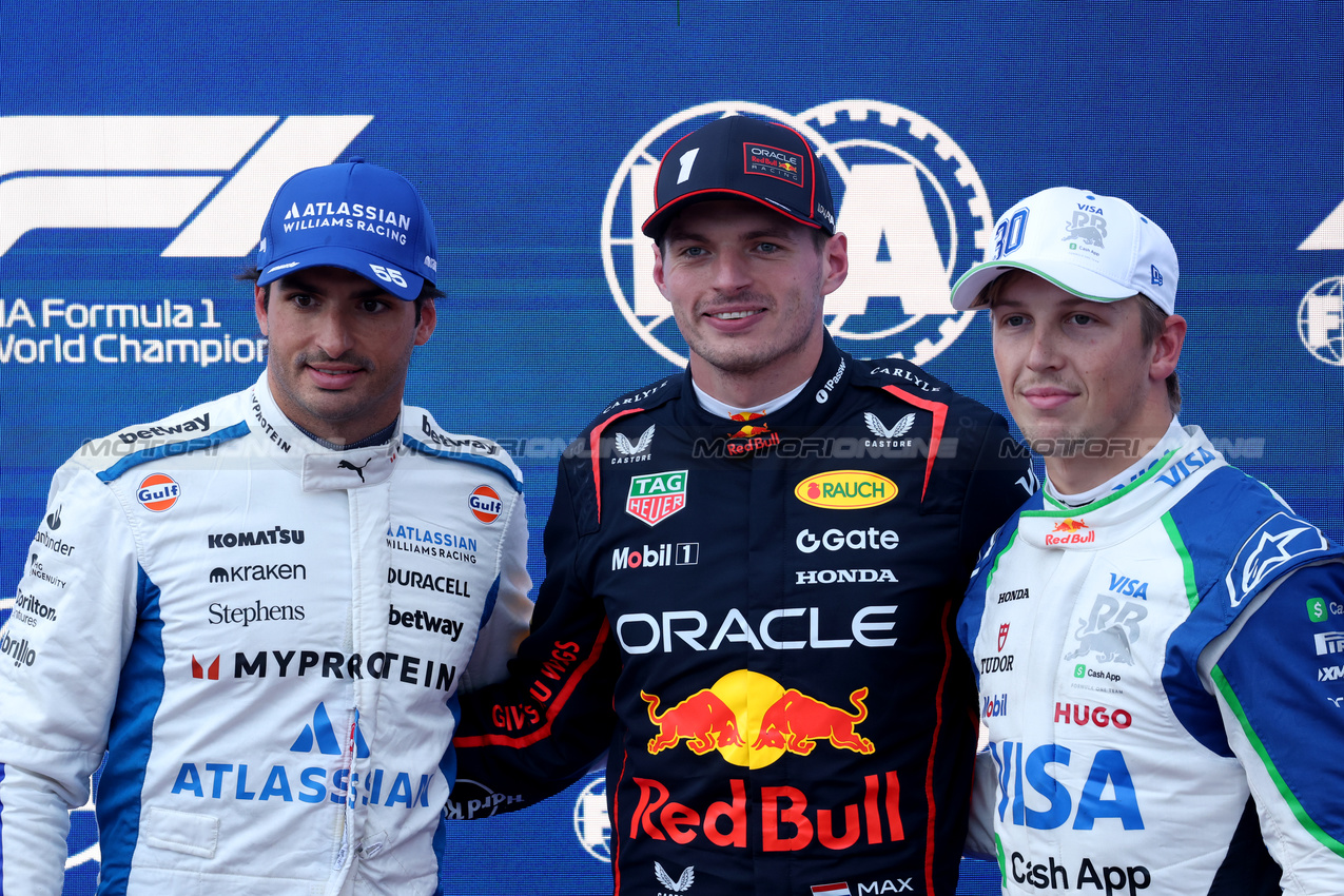 GP AZERBAIJAN, Qualifiche top three in parc ferme (L to R): Carlos Sainz (ESP) Atlassian Williams Racing, second; Max Verstappen (NLD) Red Bull Racing, pole position; Liam Lawson (NZL) Racing Bulls, third.

20.09.2025. Formula 1 World Championship, Rd 17, Azerbaijan Grand Prix, Baku Street Circuit, Azerbaijan, Qualifiche Day.

 - www.xpbimages.com, EMail: requests@xpbimages.com © Copyright: Coates / XPB Images