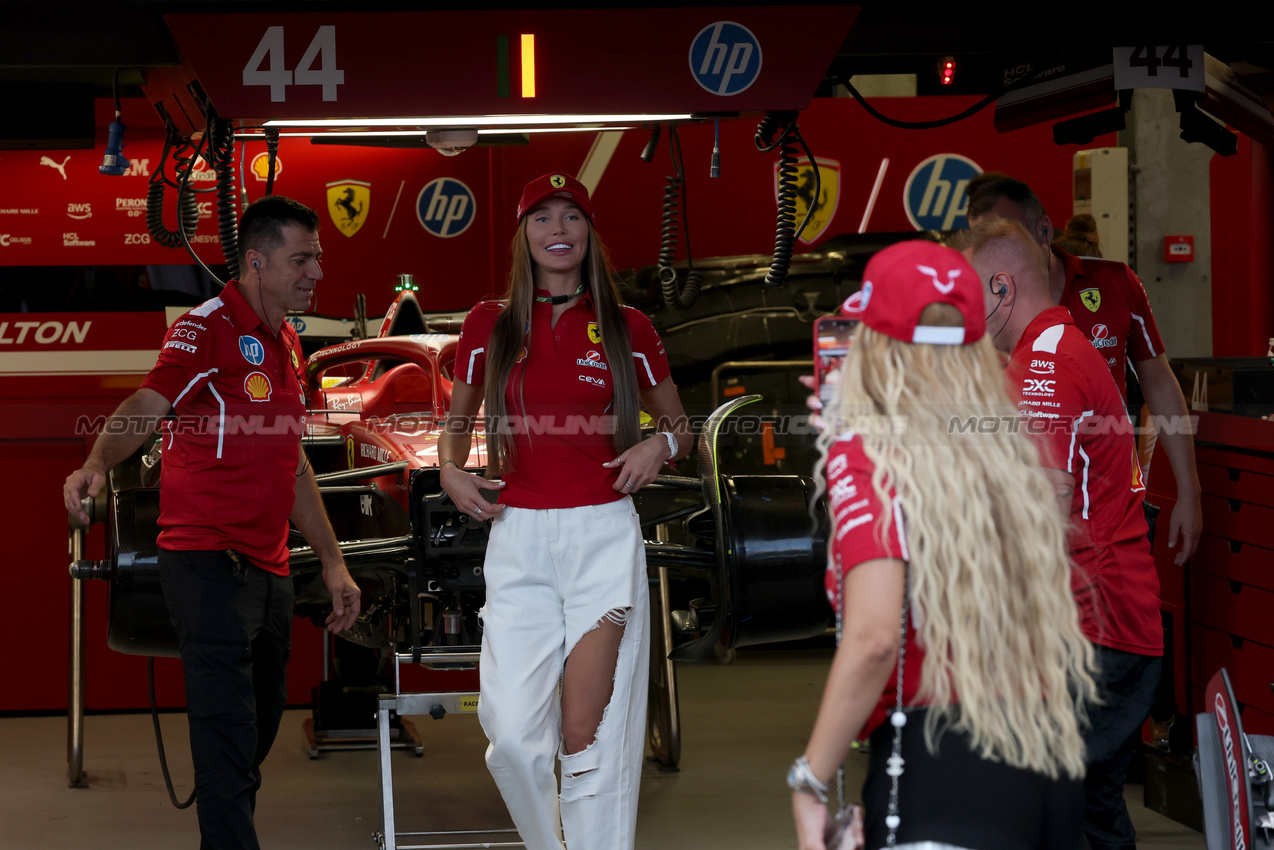 GP AZERBAIJAN, Circuit Atmosfera - Ferrari guests in the pit garage.

20.09.2025. Formula 1 World Championship, Rd 17, Azerbaijan Grand Prix, Baku Street Circuit, Azerbaijan, Qualifiche Day.

 - www.xpbimages.com, EMail: requests@xpbimages.com © Copyright: Coates / XPB Images