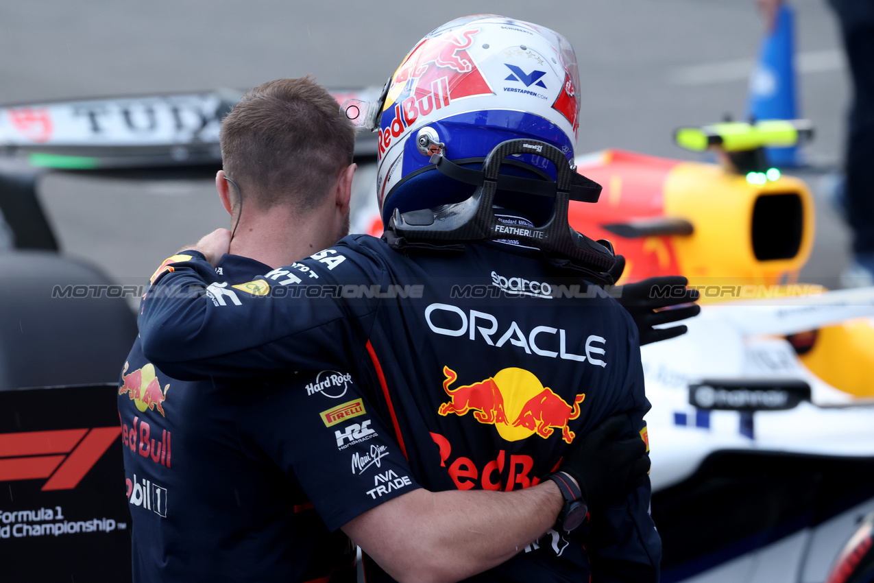 GP AZERBAIJAN, Max Verstappen (NLD) Red Bull Racing celebrates his pole position in qualifying parc ferme with the team.

20.09.2025. Formula 1 World Championship, Rd 17, Azerbaijan Grand Prix, Baku Street Circuit, Azerbaijan, Qualifiche Day.

 - www.xpbimages.com, EMail: requests@xpbimages.com © Copyright: Coates / XPB Images