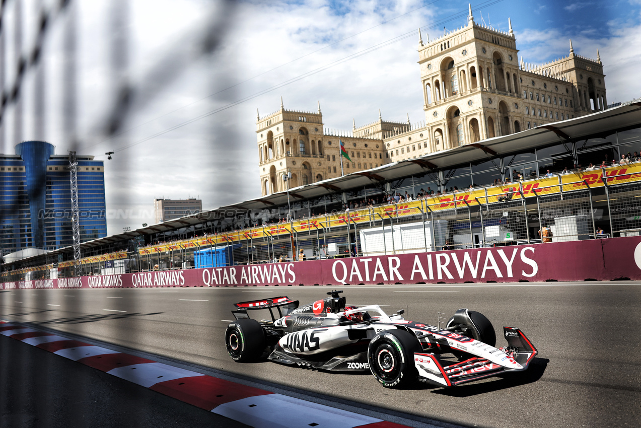 GP AZERBAIJAN, Esteban Ocon (FRA) Haas VF-25.

20.09.2025. Formula 1 World Championship, Rd 17, Azerbaijan Grand Prix, Baku Street Circuit, Azerbaijan, Qualifiche Day.

- www.xpbimages.com, EMail: requests@xpbimages.com © Copyright: Bearne / XPB Images