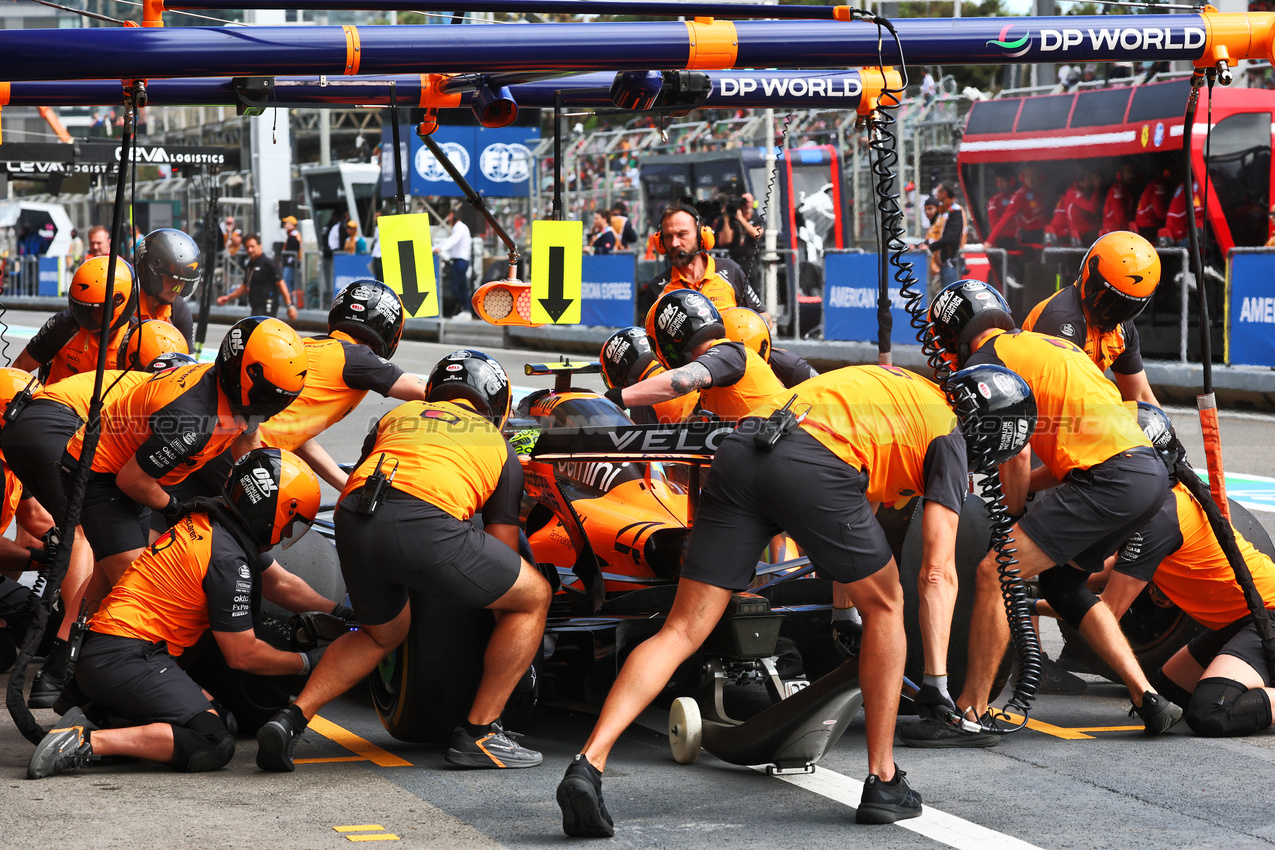 GP AZERBAIJAN, Lando Norris (GBR) McLaren MCL39 practices a pit stop.

20.09.2025. Formula 1 World Championship, Rd 17, Azerbaijan Grand Prix, Baku Street Circuit, Azerbaijan, Qualifiche Day.

- www.xpbimages.com, EMail: requests@xpbimages.com © Copyright: Batchelor / XPB Images