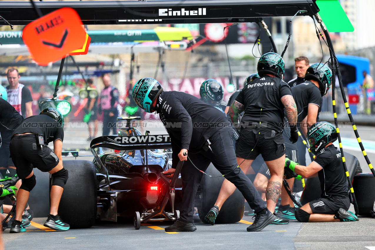GP AZERBAIJAN, Andrea Kimi Antonelli (ITA) Mercedes AMG F1 W16 practices a pit stop.

20.09.2025. Formula 1 World Championship, Rd 17, Azerbaijan Grand Prix, Baku Street Circuit, Azerbaijan, Qualifiche Day.

- www.xpbimages.com, EMail: requests@xpbimages.com © Copyright: Batchelor / XPB Images